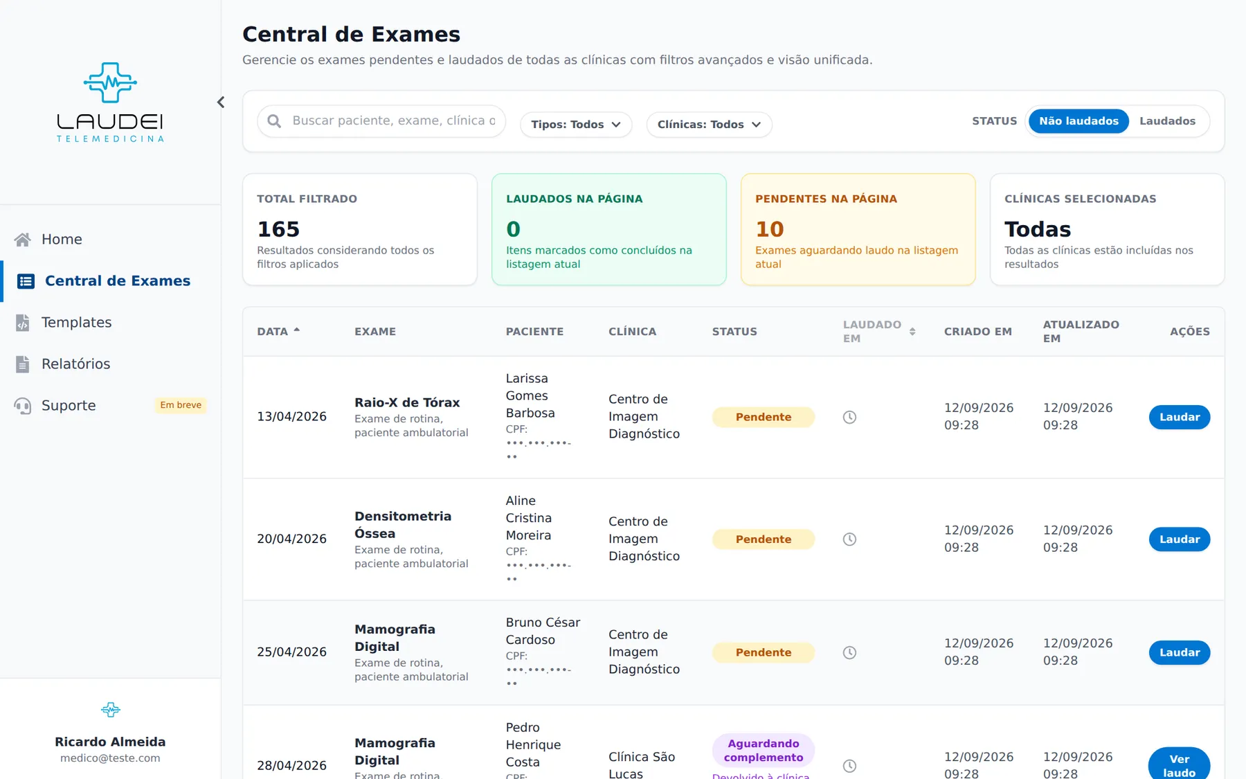 Central de Exames da plataforma Laudei: fila de exames pendentes com filtros por tipo, clínica e status, e botão Laudar em cada linha.